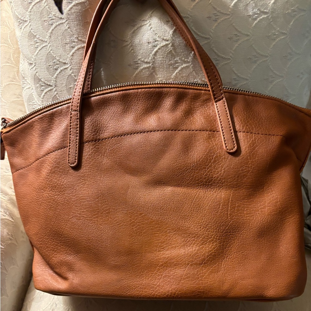 Kenneth Cole Reaction congac purse in excellent condition. I just don’t carry